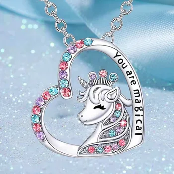 Collar de unicornio con letra inicial a la moda